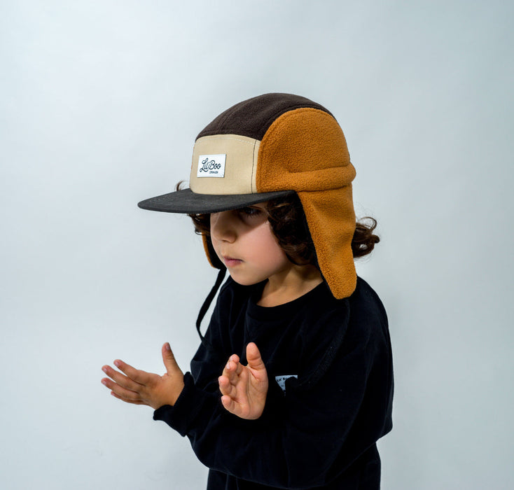 Cap, blokkfleece 5-panel med ører - Brun (Størrelse XL, 7-14 år)